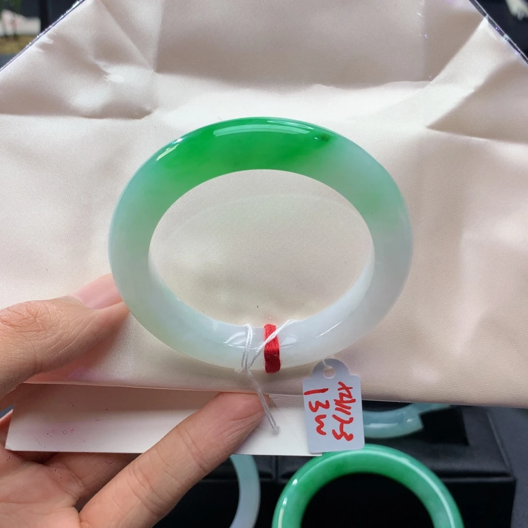 翡翠未镶嵌手镯正圈