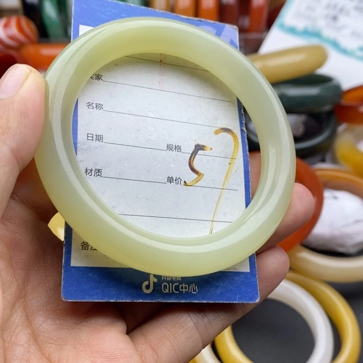 未镶嵌手镯石英质玉