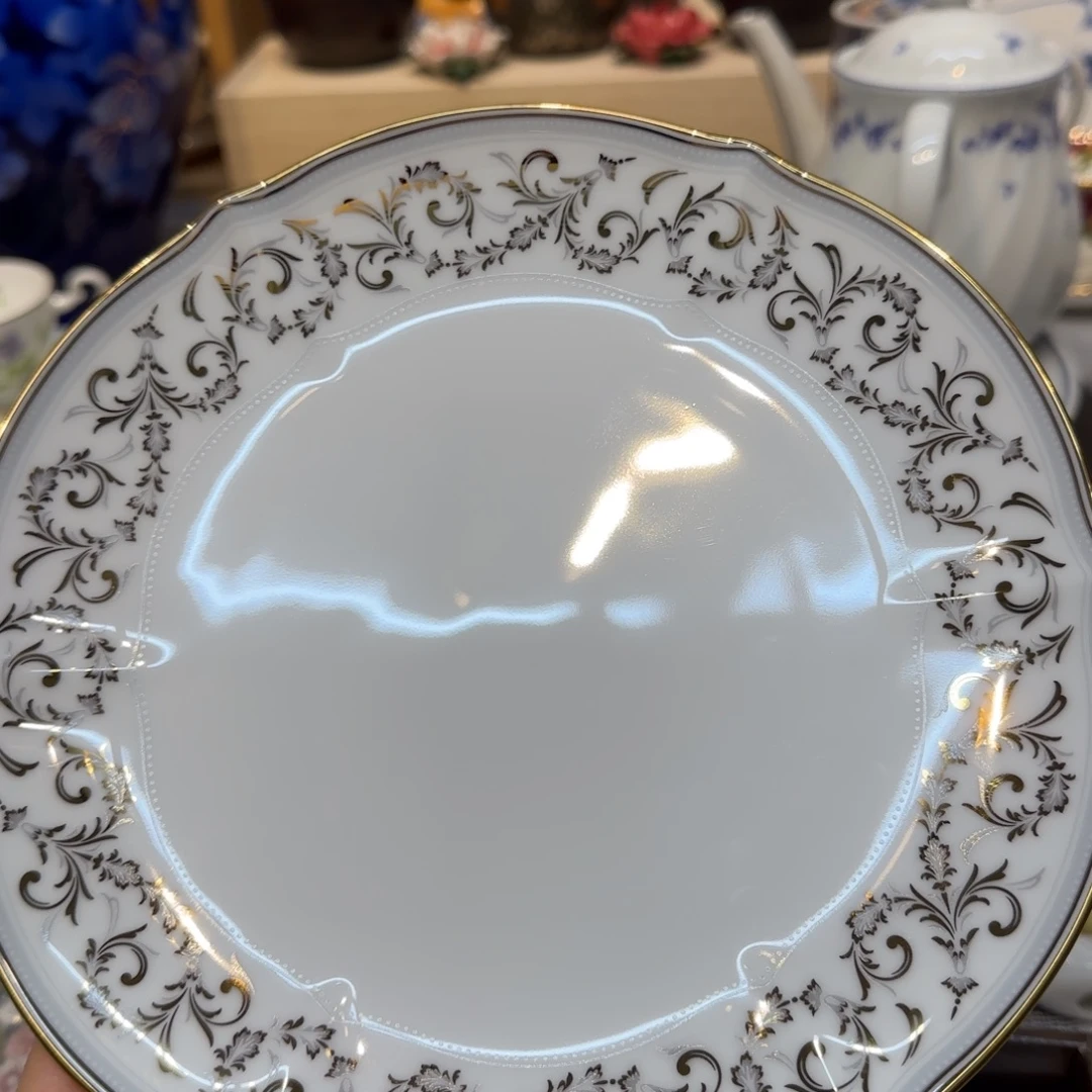 瓷片咖啡杯里的咖啡是