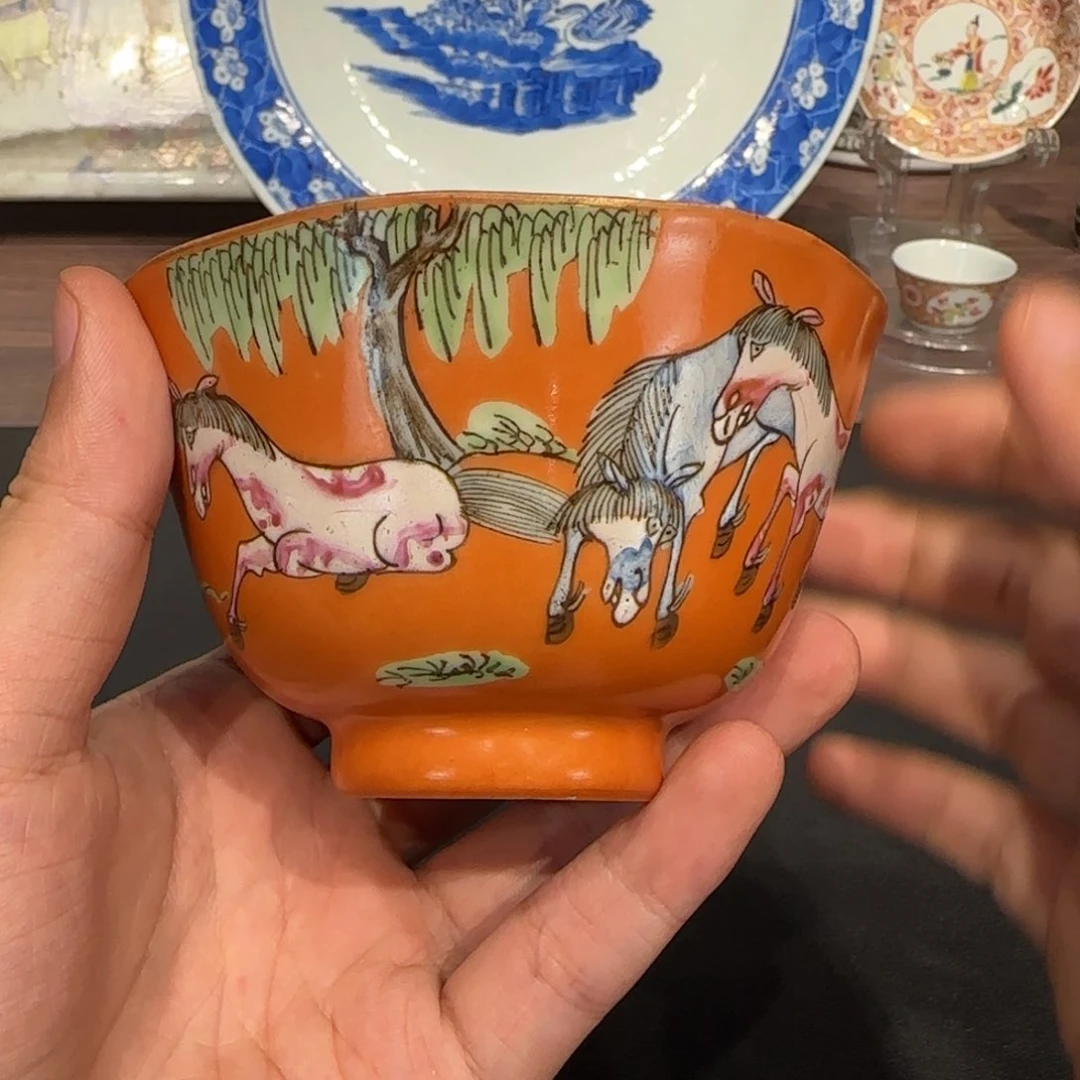 珊瑚红釉粉彩柳下三骏图花口茶碗