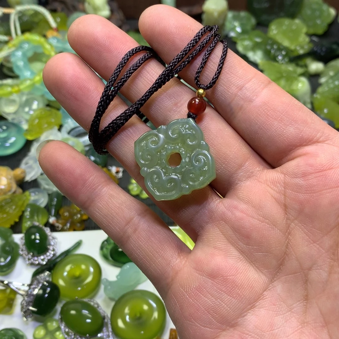 岫玉未镶嵌颈饰八方来财