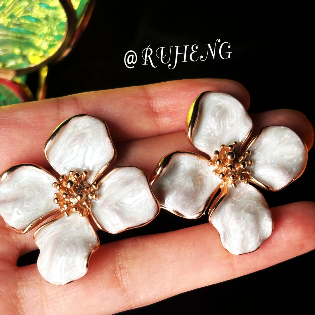 铜合金铜耳饰 【新雪初酿】珐琅花朵彩镀真金耳钉气质小众设计耳环