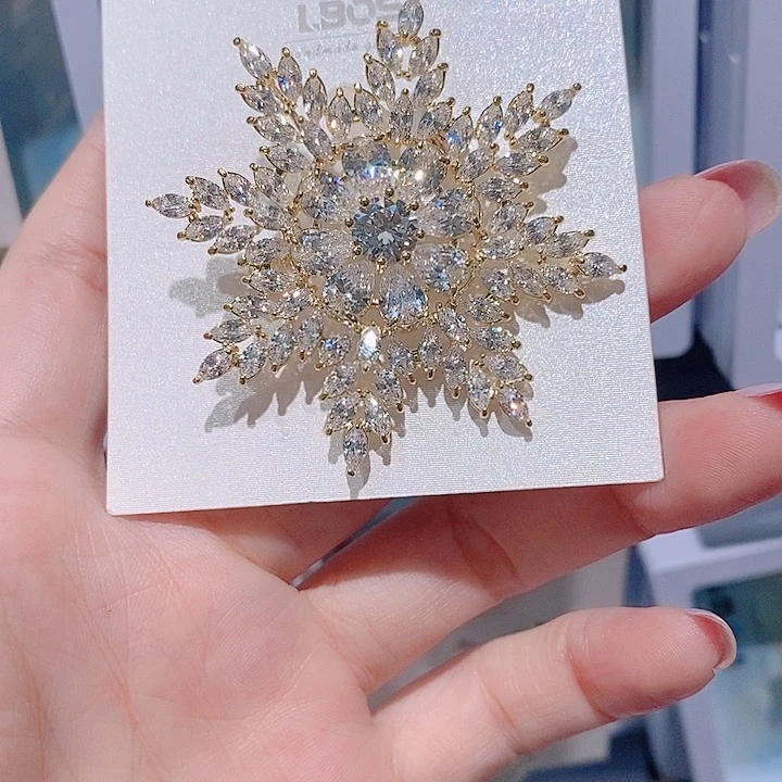 锆石铜合金雪花胸针