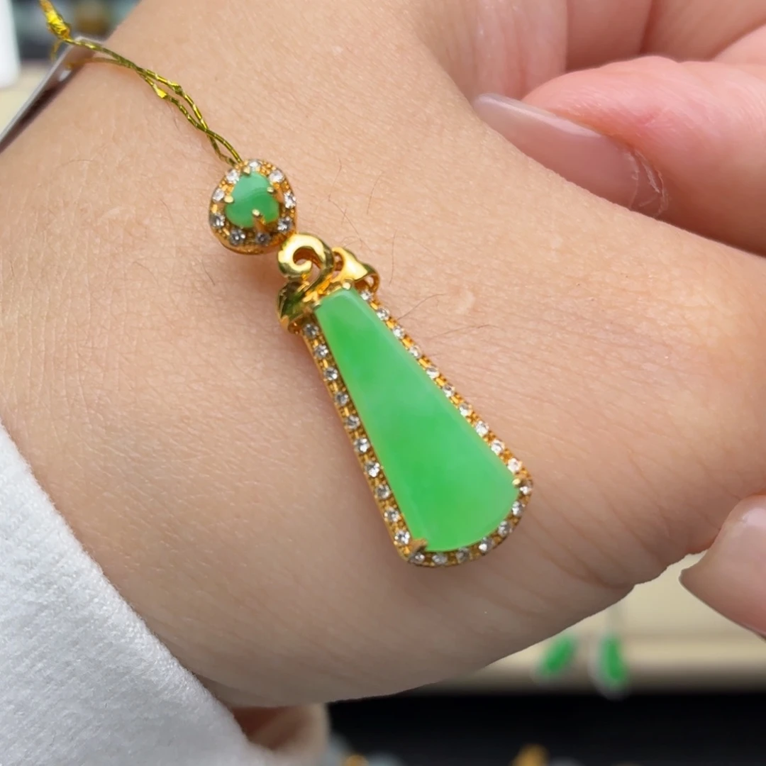 翡翠18K金镶嵌颈饰