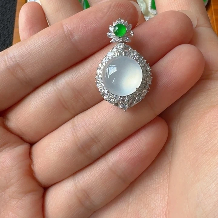 翡翠18K金镶嵌颈饰吊坠