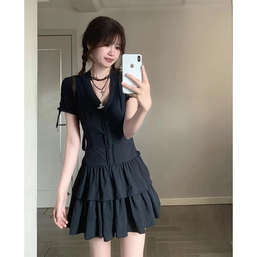 法式赫本风蕾丝花边V领连衣裙女夏2025新款出游穿搭收腰气质裙子