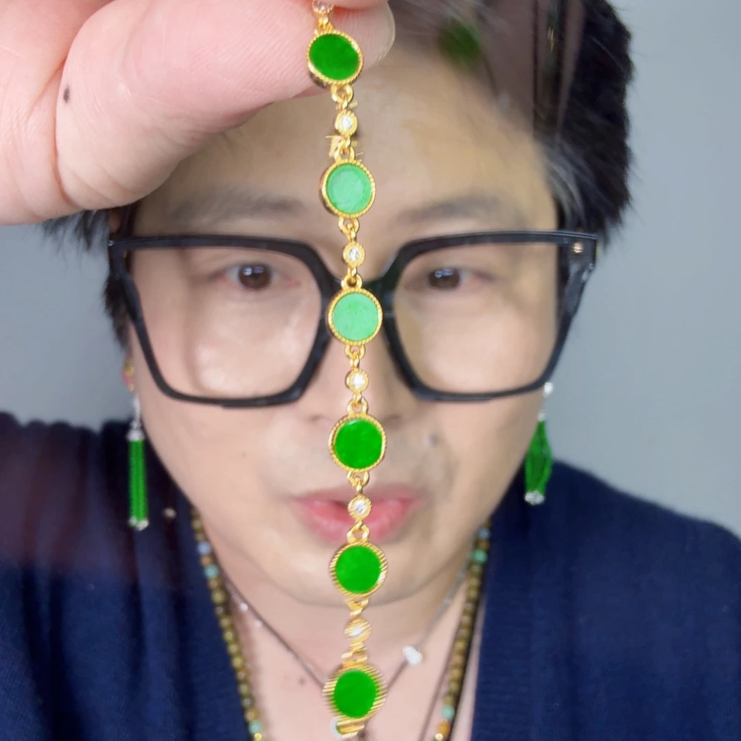 翡翠未镶嵌颈饰一件