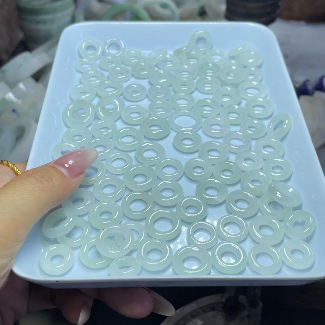 颈饰未镶嵌翡翠多样性
