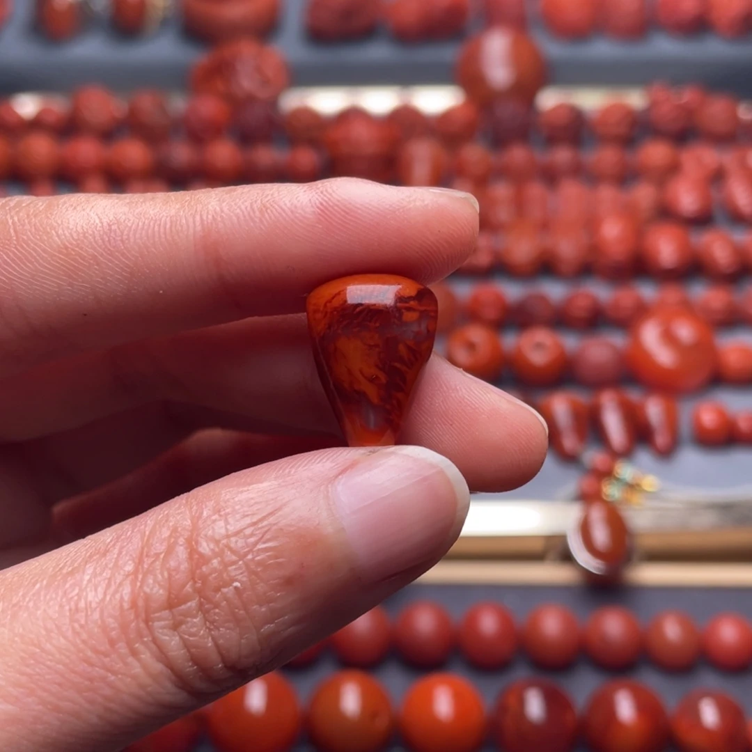 轩***雅未镶嵌其他南红玛瑙W对孔12.3瓦西牛血火焰纹三通