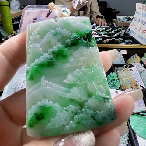 翡翠未镶嵌颈饰一个
