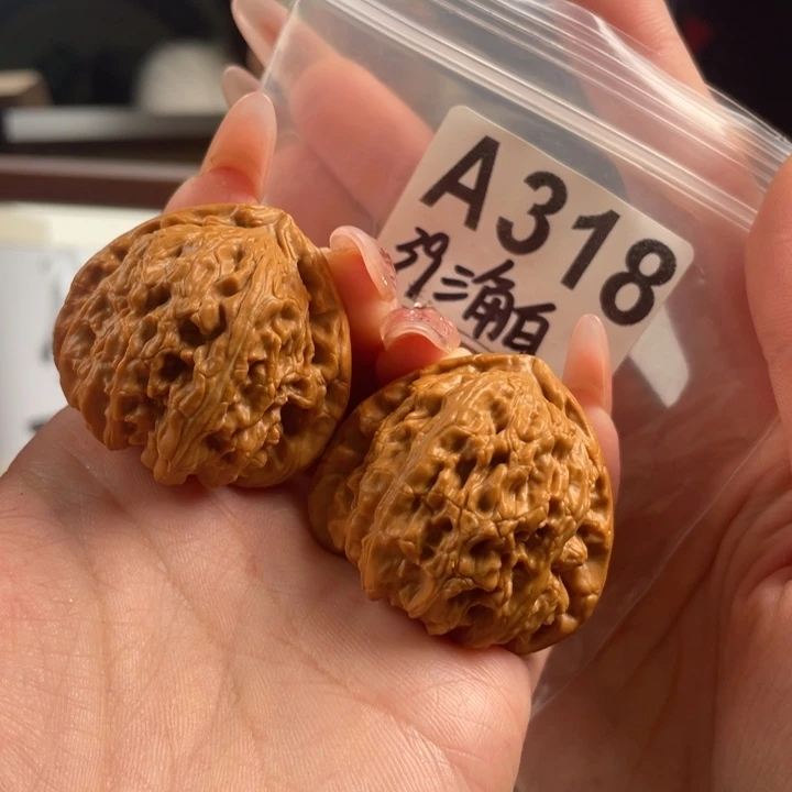 39三角白文玩核桃