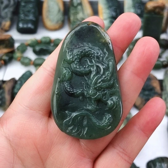 未镶嵌岫岩河磨玉（透闪石质玉）挂件