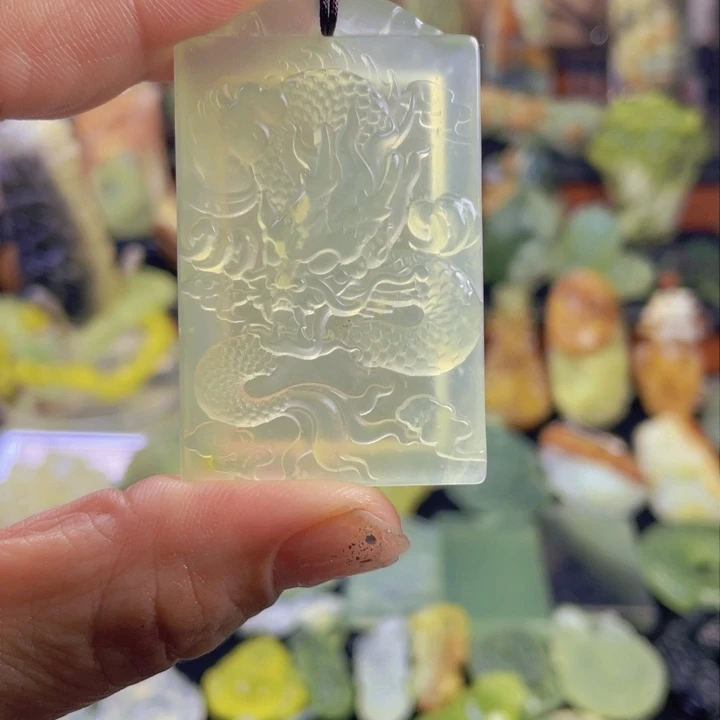 蛇纹石玉颈饰合金