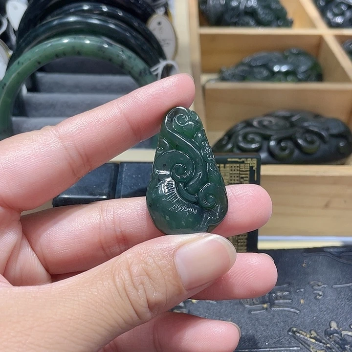 蛇纹石玉未镶嵌颈饰