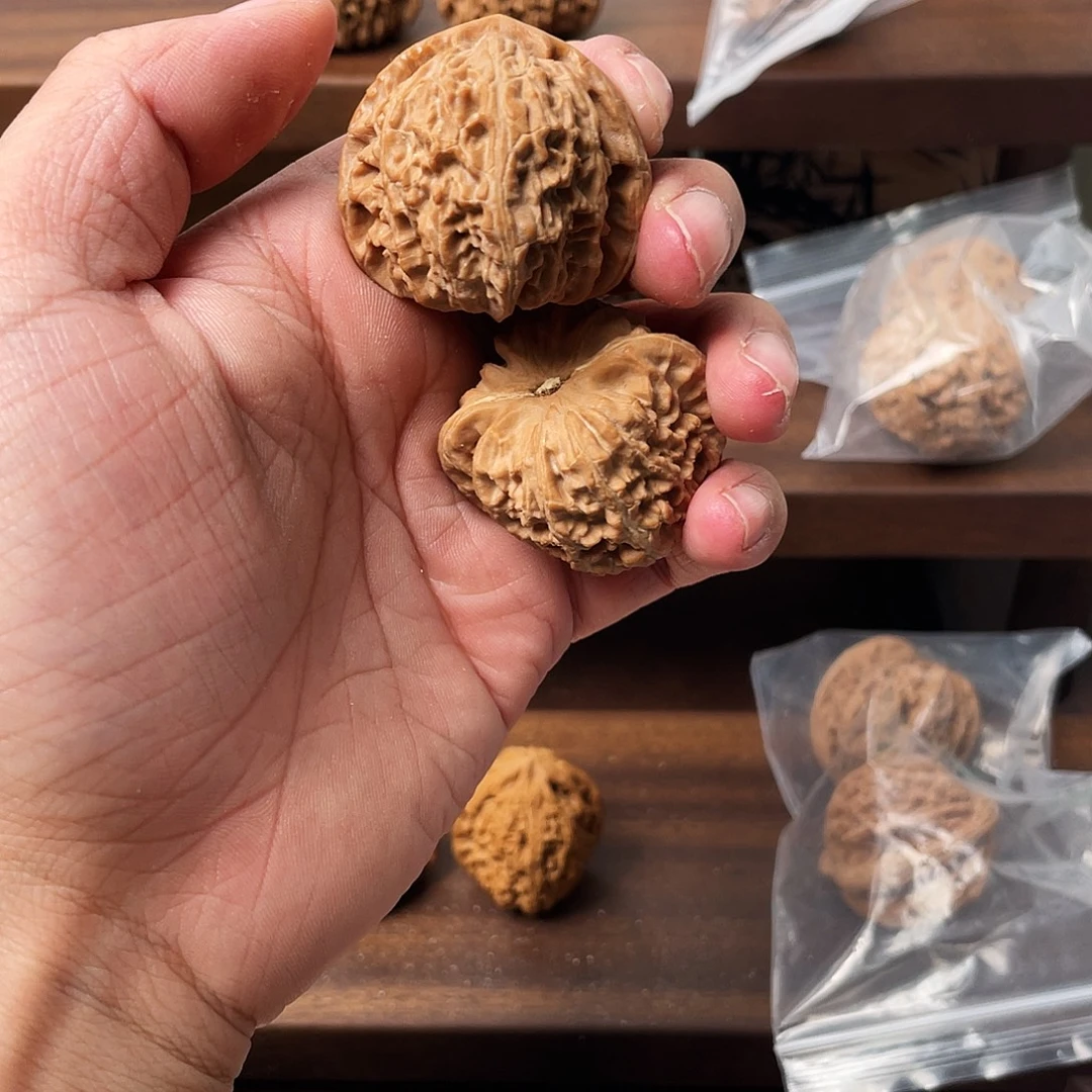 文玩核桃吊坠三角白