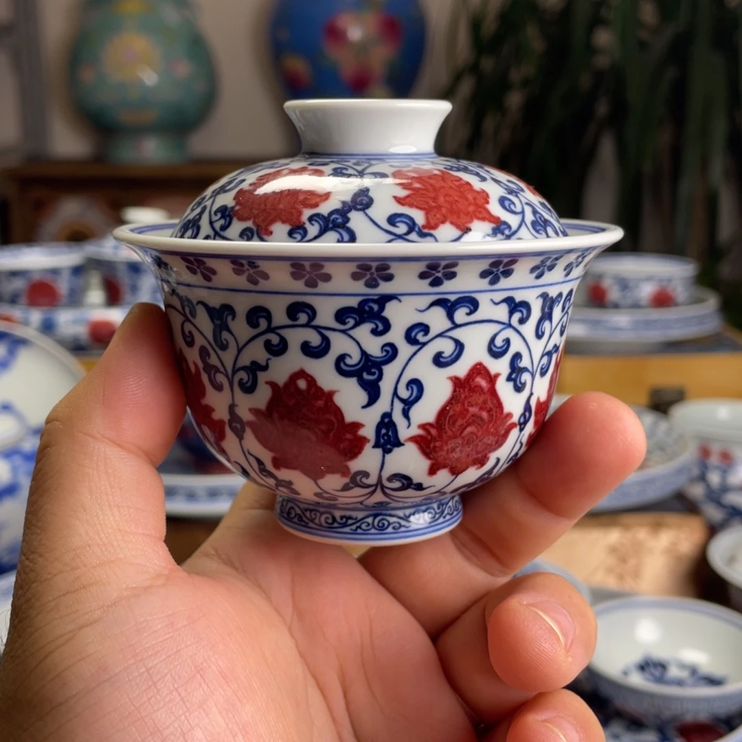 釉里红缠枝莲盖碗