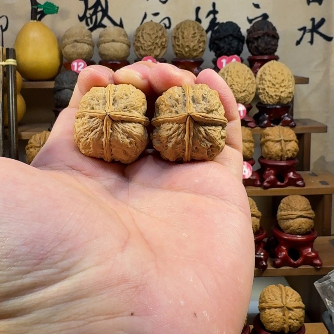 铁核桃把件龙脊四方