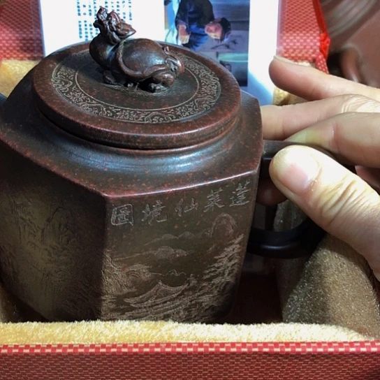 紫砂茶壶原矿泥料手工制作的一把紫砂壶。