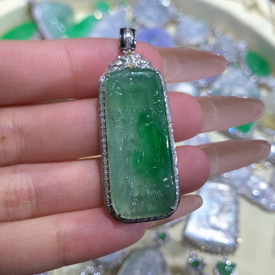 翡翠18K金镶嵌颈饰晴水山水牌