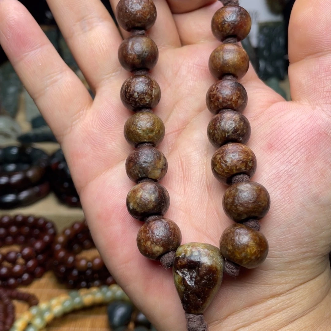 岫岩河磨玉（透闪石质玉）未镶嵌颈饰15×12手持