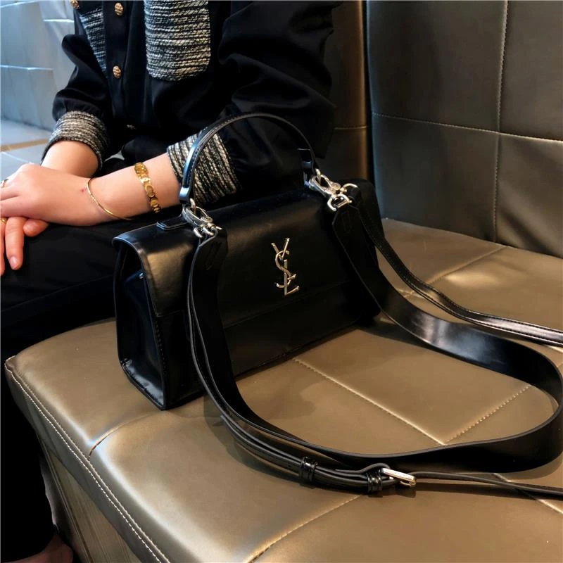 香港品牌2025气质休闲潮流感小方包新款今年流行通勤气质手提包单