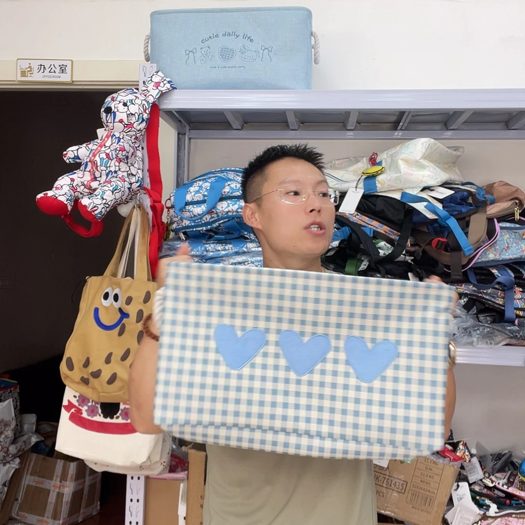 PU化妆包等各种产品的