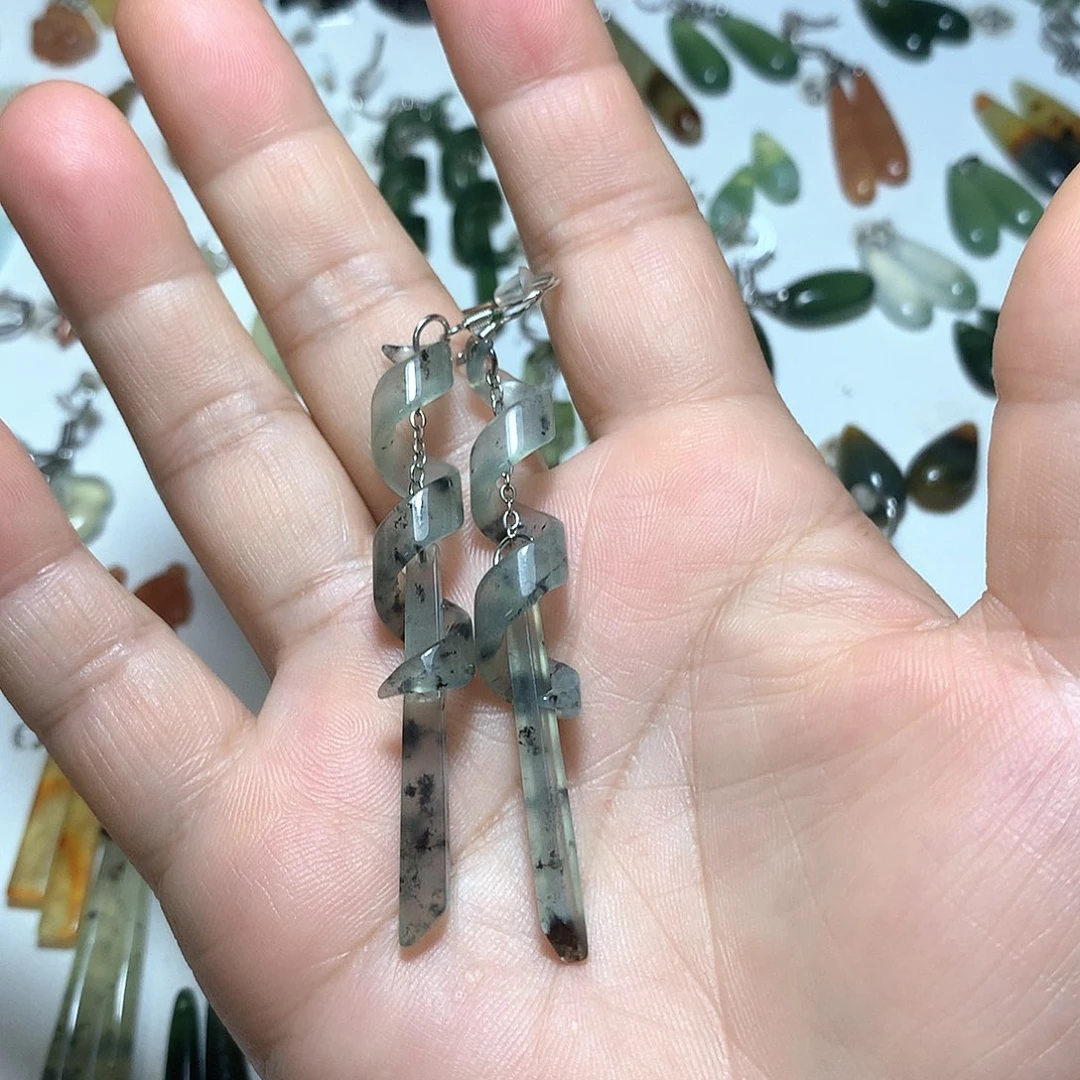 蛇纹石玉未镶嵌耳环