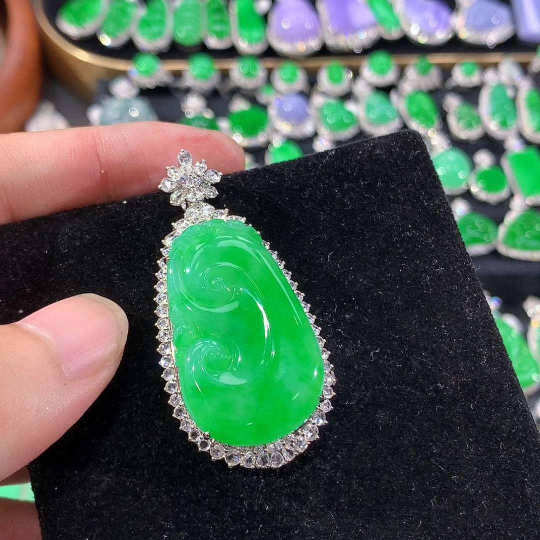 翡翠18K金镶嵌颈饰