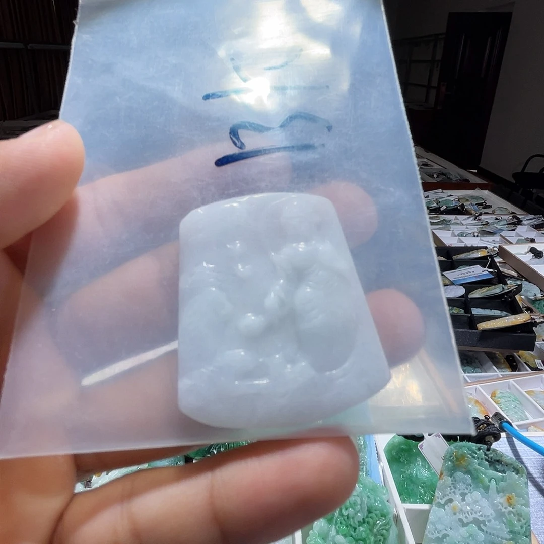 翡翠未镶嵌颈饰一