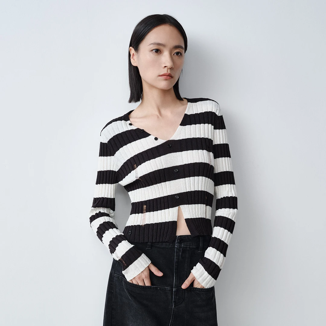 /2025秋装新款黑白条纹v领套头长袖女针织衫上衣M263170