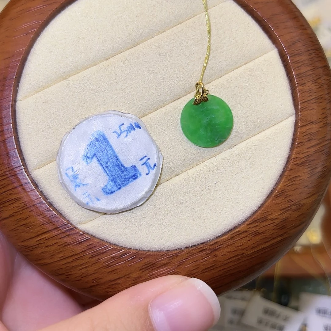 翡翠18K金镶嵌颈饰无事牌