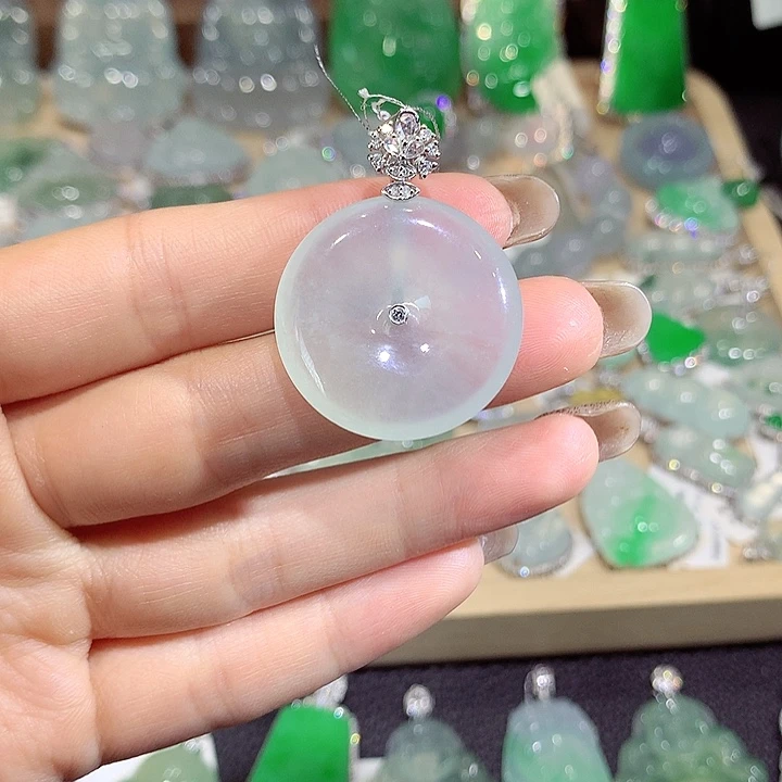 翡翠18K金镶嵌颈饰扣