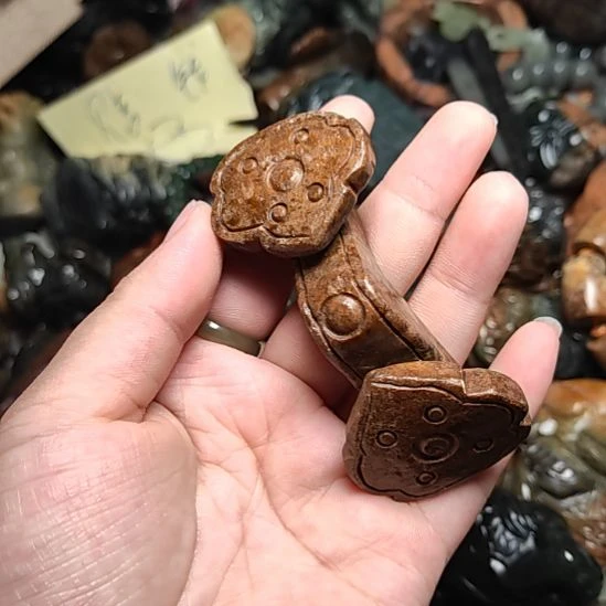 未镶嵌岫岩河磨玉（透闪石质玉）挂件