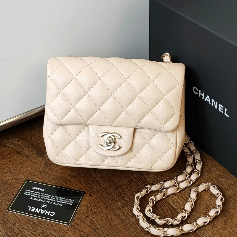 95新 Chanel/香奈儿 21S浅杏色羊皮金扣斜挎包51243