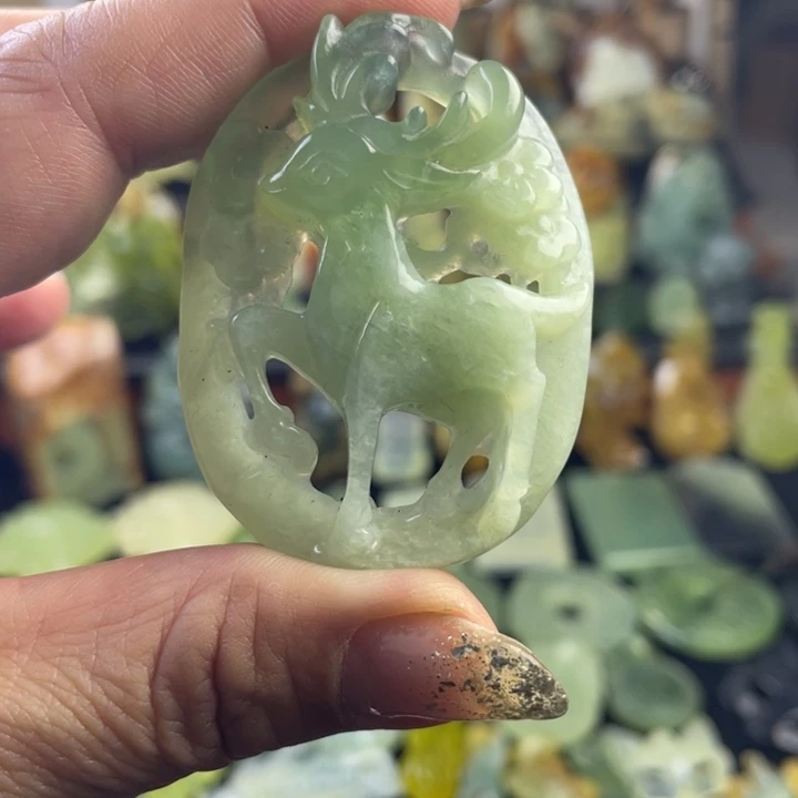 蛇纹石玉颈饰合金