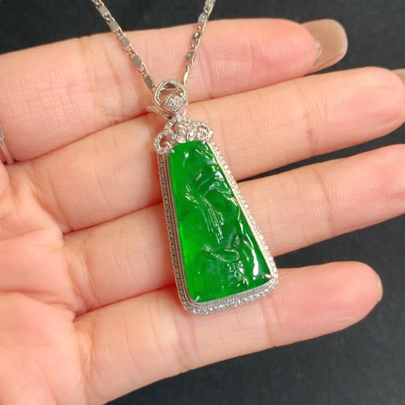 【闪购商品】颈饰18K金镶嵌翡翠山水牌