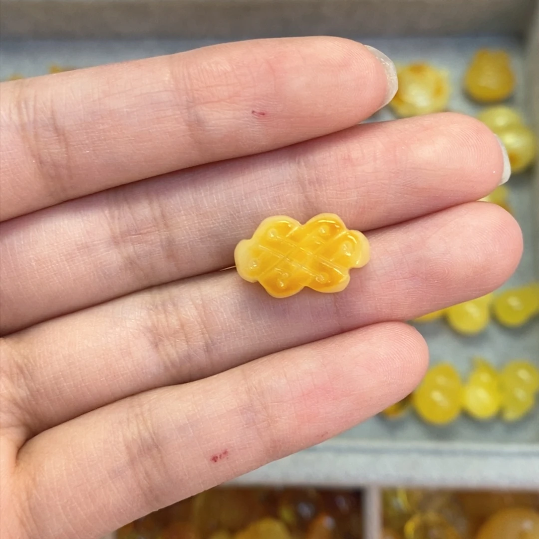 蜜蜡颈饰未镶嵌中国结