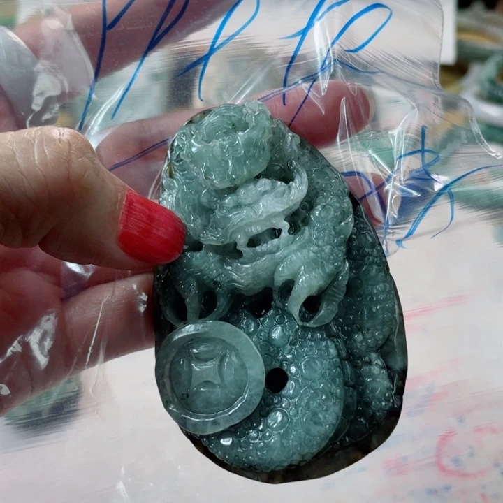 等***来翡翠未镶嵌颈饰成品