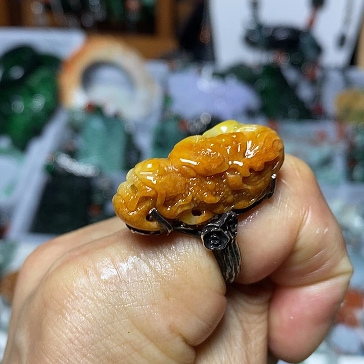 翡翠未镶嵌吊坠(赠链)