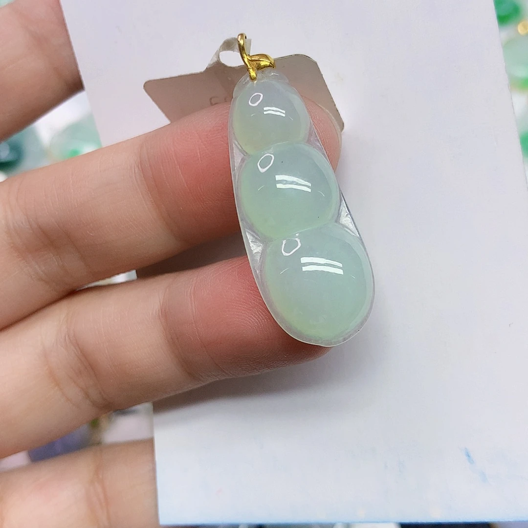颈饰18K金镶嵌翡翠豆子