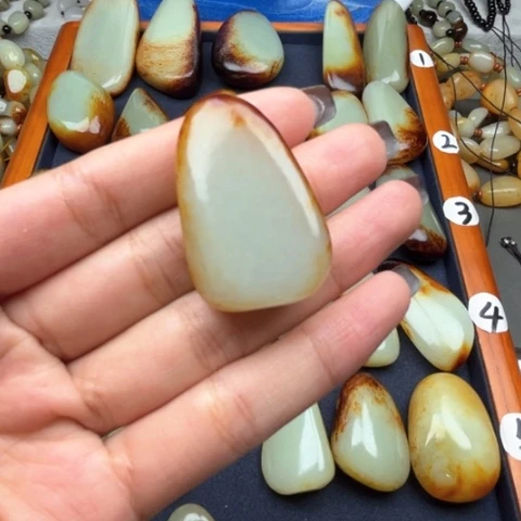 和田玉颈饰未镶嵌山**家