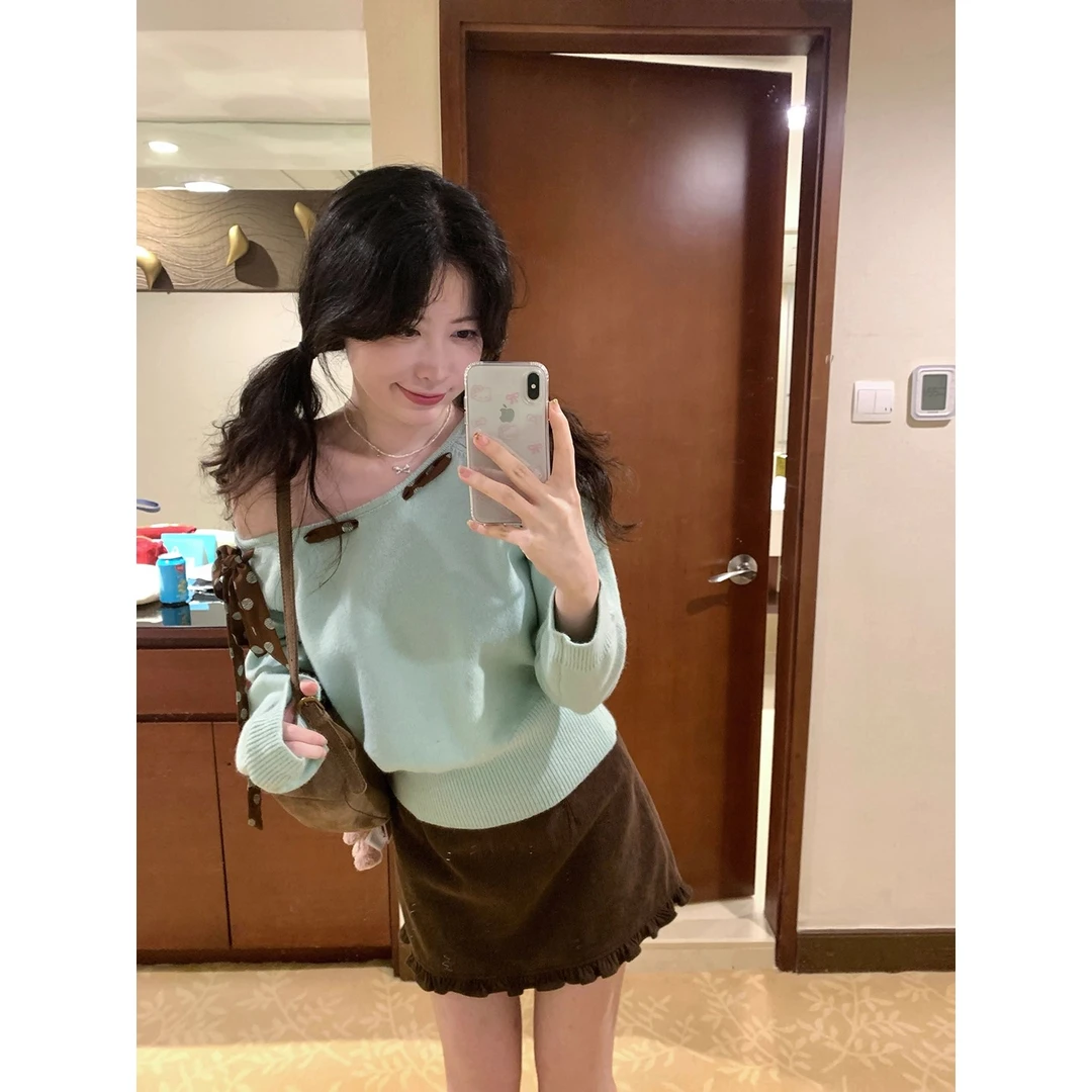 酪梨奶绿 一字肩波点绑带毛衣女秋设计感露肩长袖针织上衣