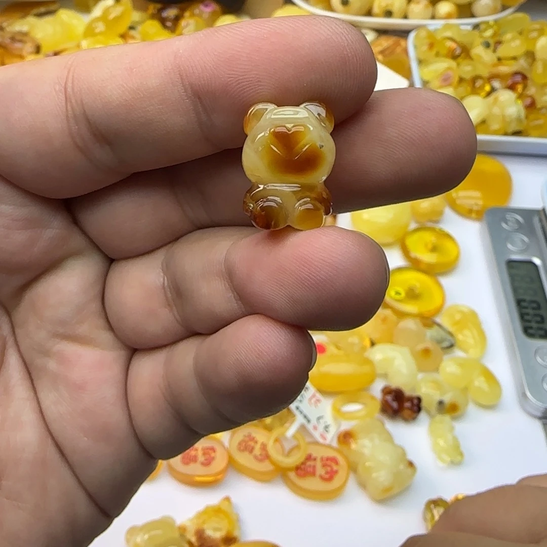 琥珀未镶嵌裸石1.91克有瑕