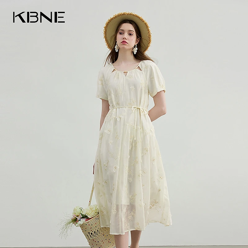 KBNE裙子女款爆款2025新款高级感夏季欧若风复古法式刺绣连衣裙