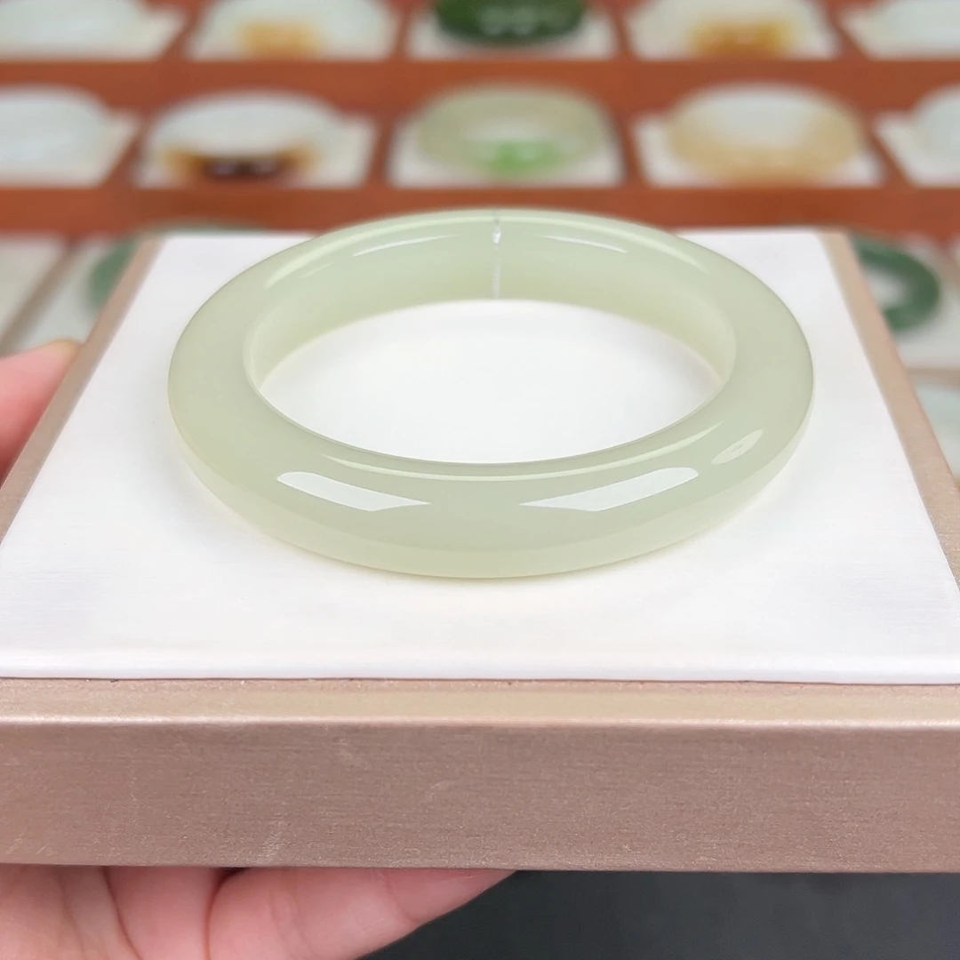 和田玉手镯未镶嵌蜂蜜水