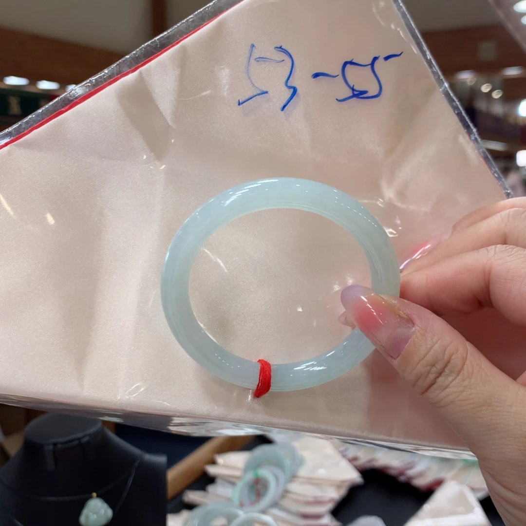 翡翠手镯未镶嵌翡翠