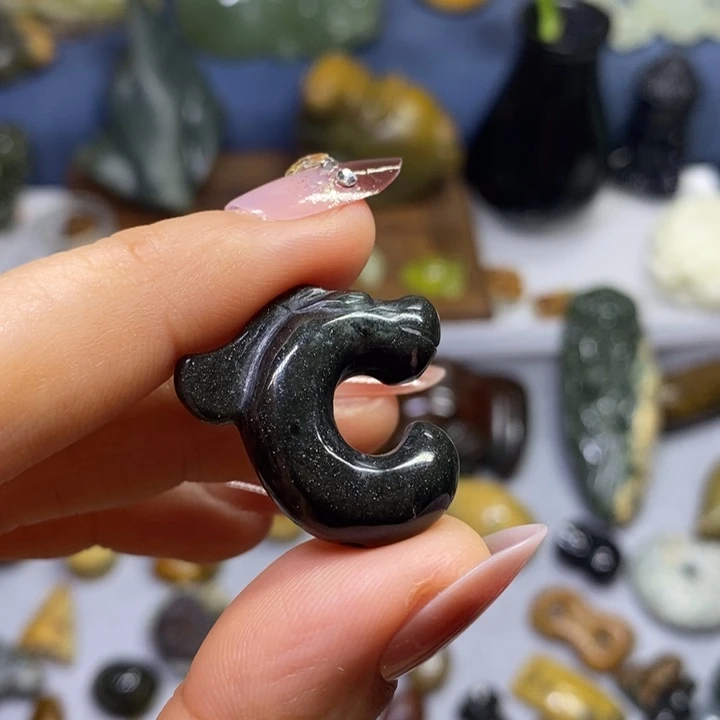 透闪石质玉未镶嵌挂件通孔