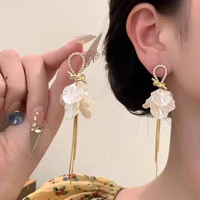 合金耳饰 超仙气质白色花瓣流苏耳环女轻奢高级感耳钉时尚耳饰