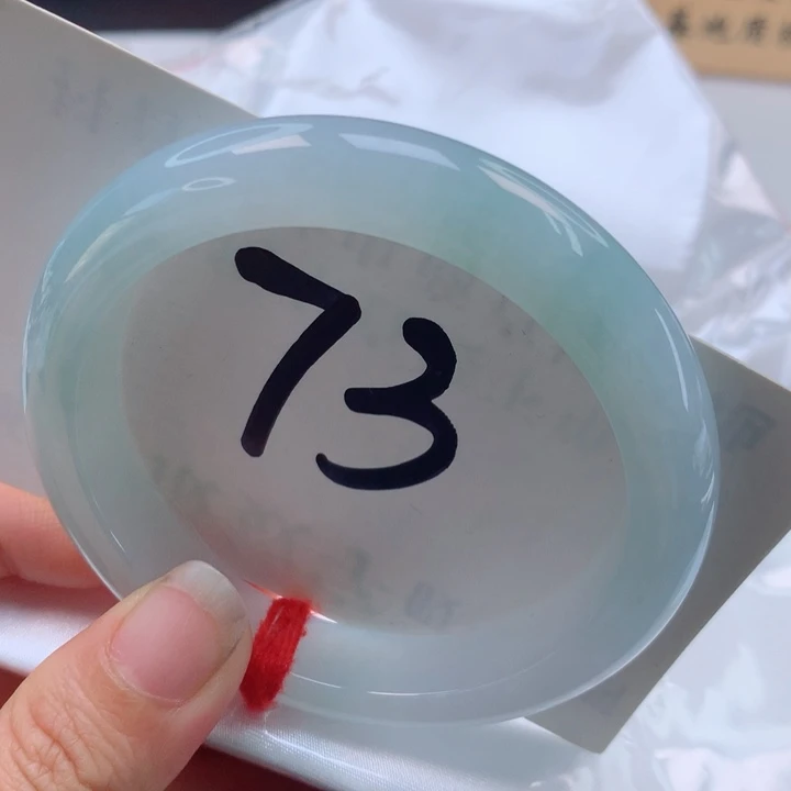 翡翠手镯未镶嵌。