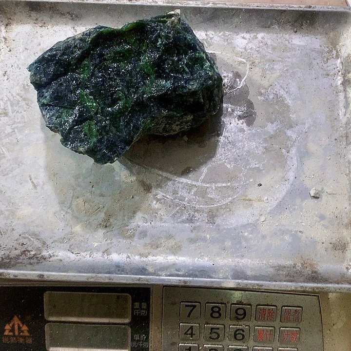 未镶嵌蛇纹石玉珠宝奇石